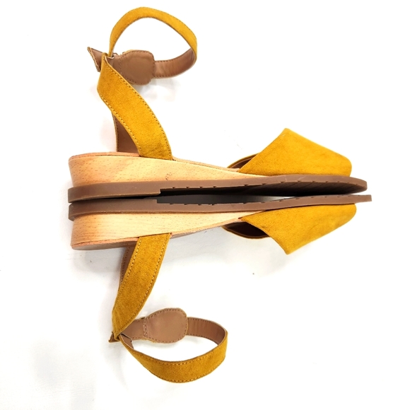 Kenneth Cole REACTION Jolly Low Wedge Sandal - Picture 4 of 7